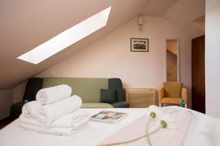 Отель Vila Perast Boutique Hotel Пераст Трехместный номер в мансарде с боковым видом на море-1
