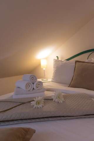Отель Vila Perast Boutique Hotel Пераст Трехместный номер в мансарде с боковым видом на море-2