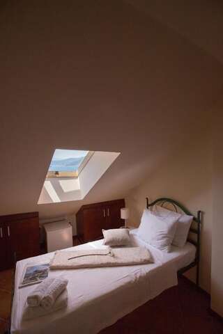 Отель Vila Perast Boutique Hotel Пераст Одноместный номер в мансарде с боковым видом на море-1