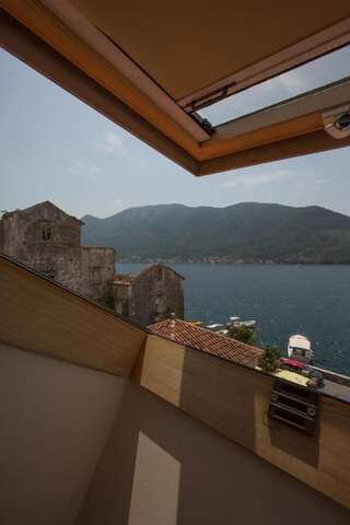 Отель Vila Perast Boutique Hotel Пераст Одноместный номер в мансарде с боковым видом на море-3